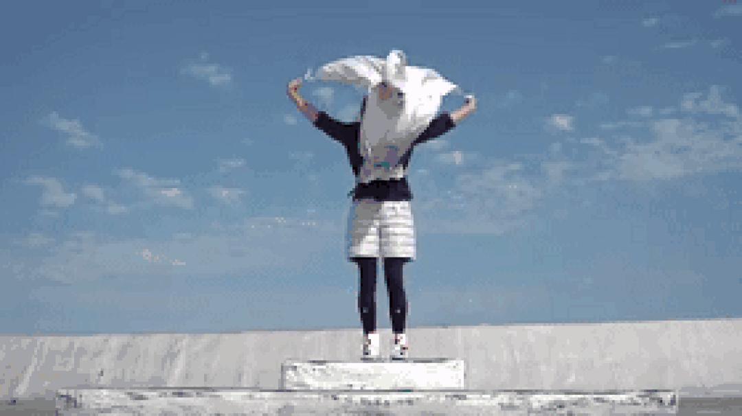 耐克艺术家联名款,耐克推出腰包雨衣