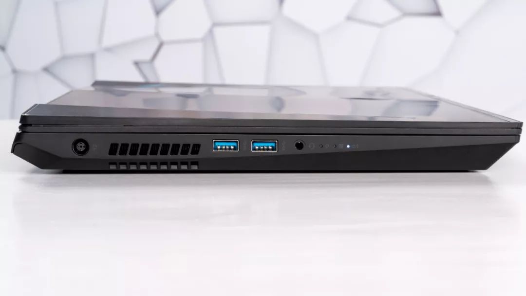 外观好屏幕大轻的游戏本,可以换cpu和显卡的游戏本