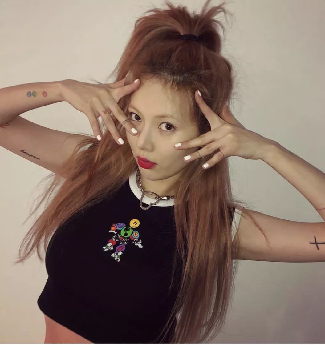 一款又甜又酷的美甲推荐给你们,夏日必备美甲ins风童趣