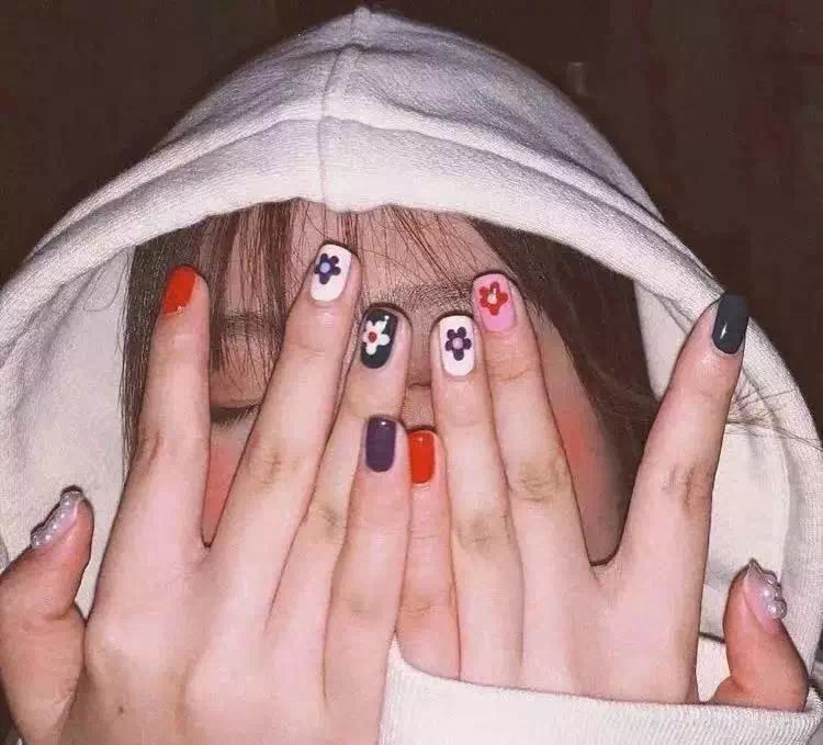 一款又甜又酷的美甲推荐给你们,夏日必备美甲ins风童趣