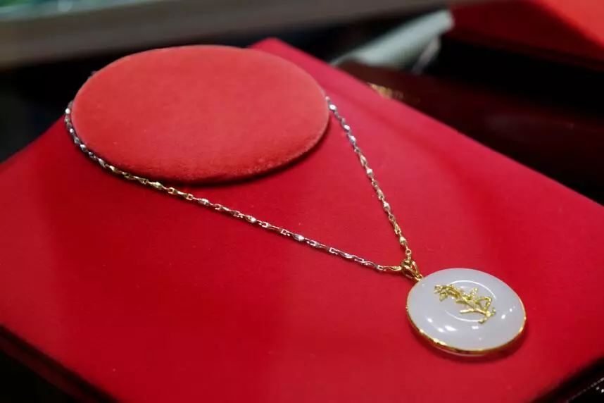 【双节钜惠】昌吉500个和田玉挂件免费送！和田玉低至三折起，进店即有好礼相赠！