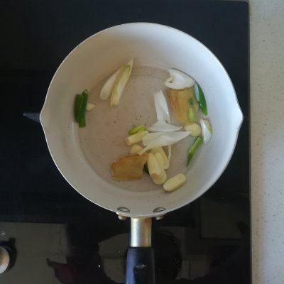 虾丸宝宝辅食的做法,辅食炒虾丸的家常做法