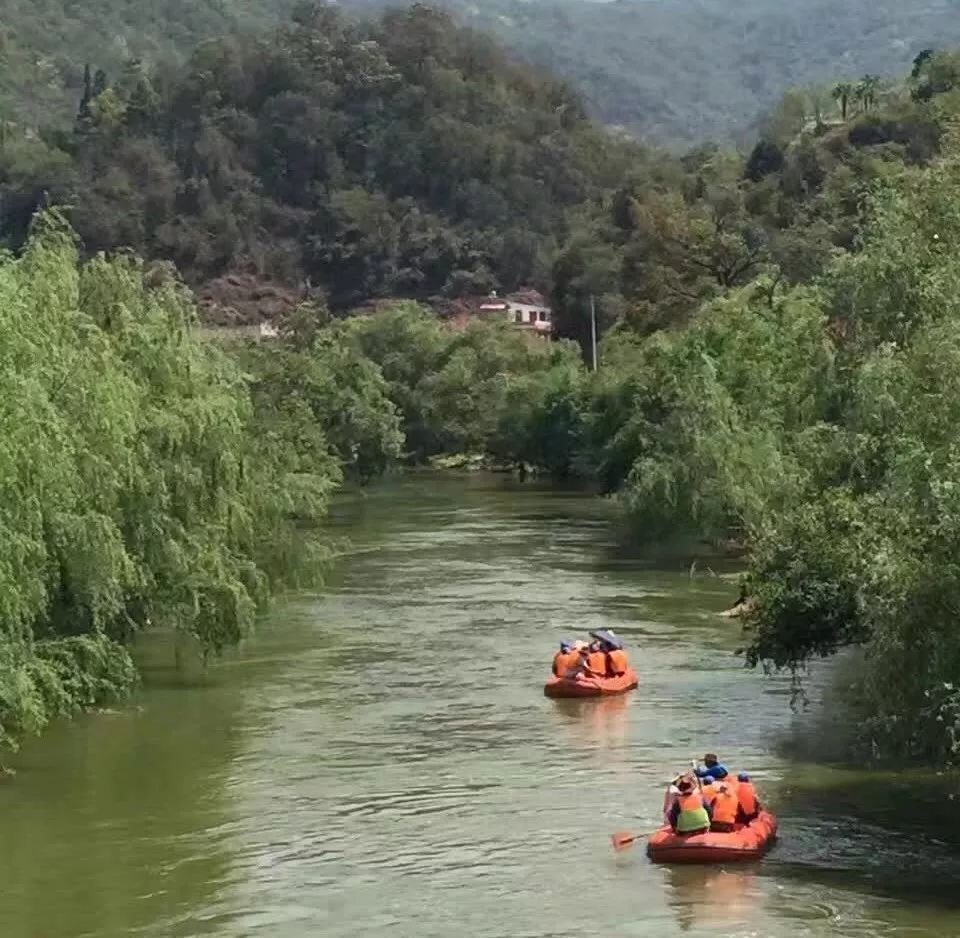 花为美，峡谷风光等你来，娱乐休闲尽开怀