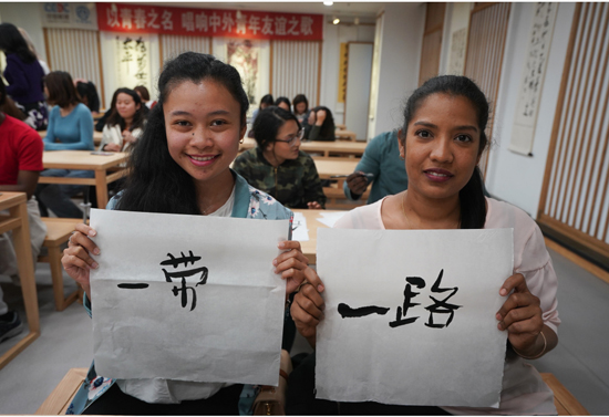 老外学习中国书法,当歪果仁爱上中国戏