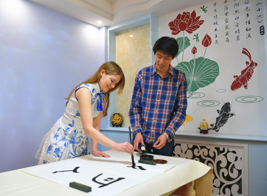 老外学习中国书法,当歪果仁爱上中国戏