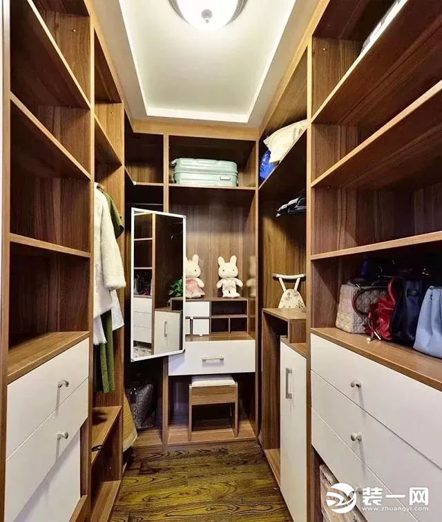 带衣帽间美式风格衣柜装修效果图,衣柜和衣帽间的装修效果图
