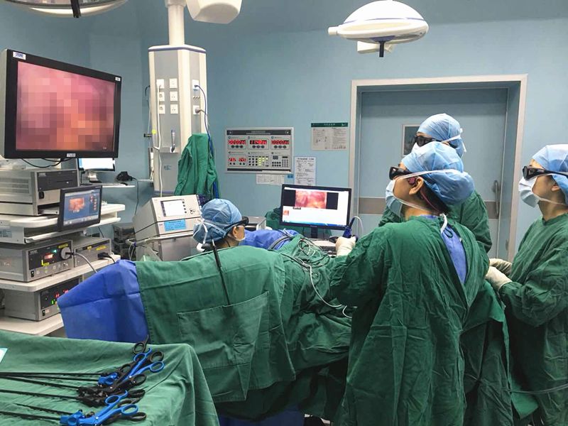 让无数女性尴尬的“社交癌”，医生戴着3D眼镜治好了！