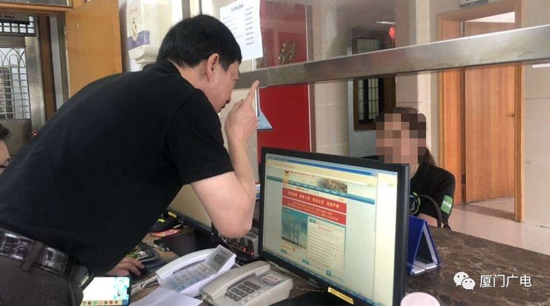 陌生男子让她去开房，女子照做。谁料民警从天而降，剧情反转！