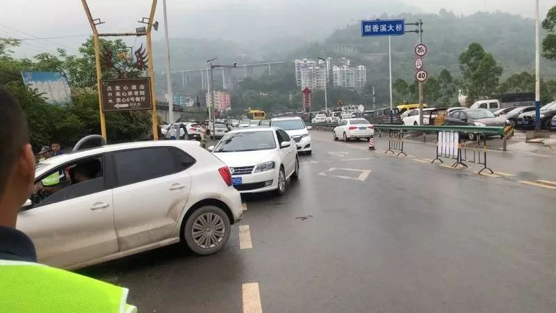 重庆各景区开启人从众模式，怎样避堵？怎样停车？交巡警为你支招