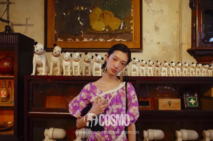 关晓彤穿绿丝绒裙大波浪,慵懒小黑裙关晓彤同款