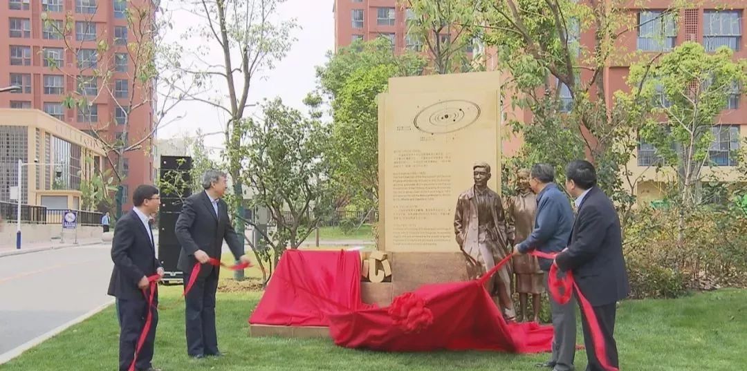 省委书记李锦斌出席中国科学技术大学“永怀初心”雕像揭幕仪式并调研