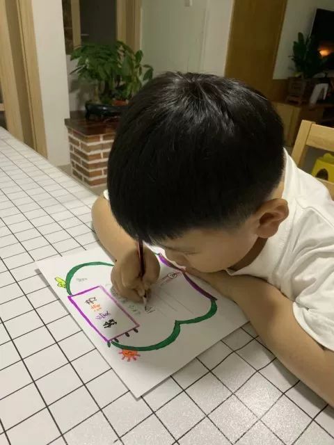 品味翰墨文香，记录阅读时光——丁荷111班阅读小报