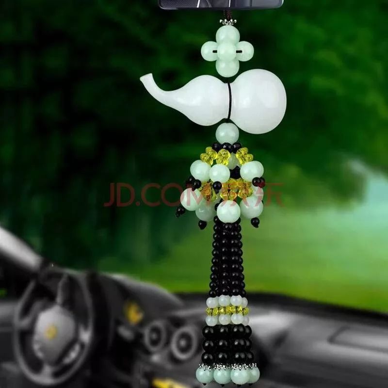 轿车失控撞飞多人,可怕小轿车突然失控撞飞路边行人