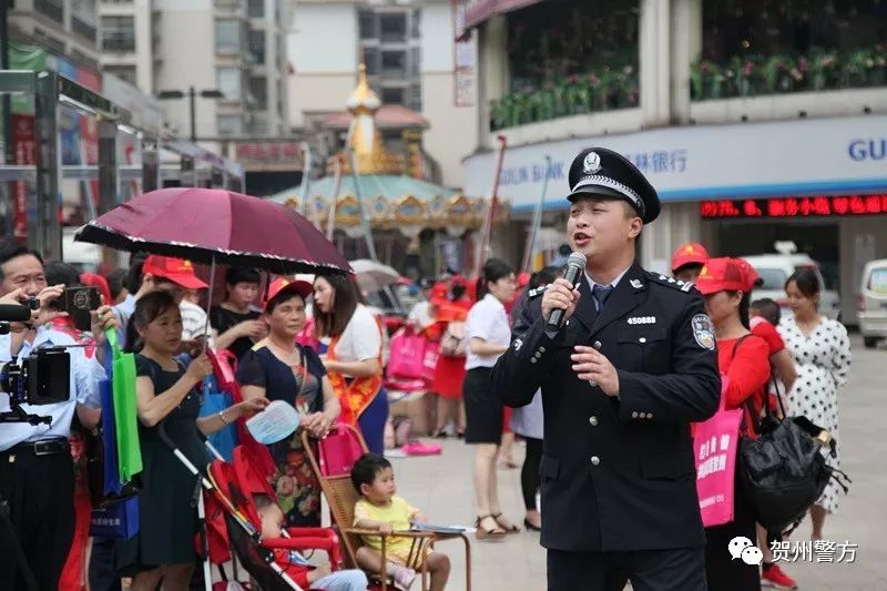 在远东财富中心别开生面的“快闪”！是贺州警方的良苦用心！