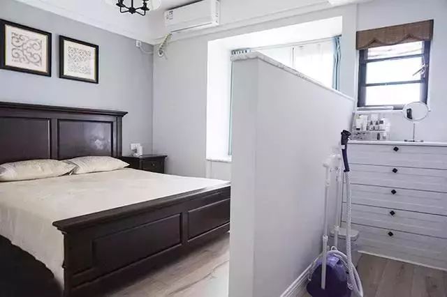 老公在卧室砌了小半堵墙愣是造出一个衣帽间，来人见了都赞不绝口