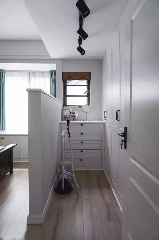 老公在卧室砌了小半堵墙愣是造出一个衣帽间，来人见了都赞不绝口