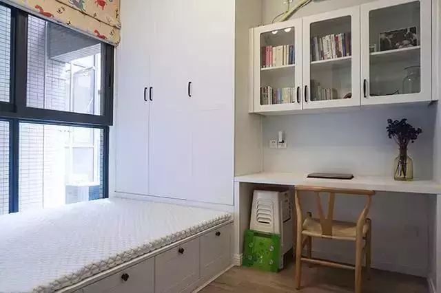 老公在卧室砌了小半堵墙愣是造出一个衣帽间，来人见了都赞不绝口