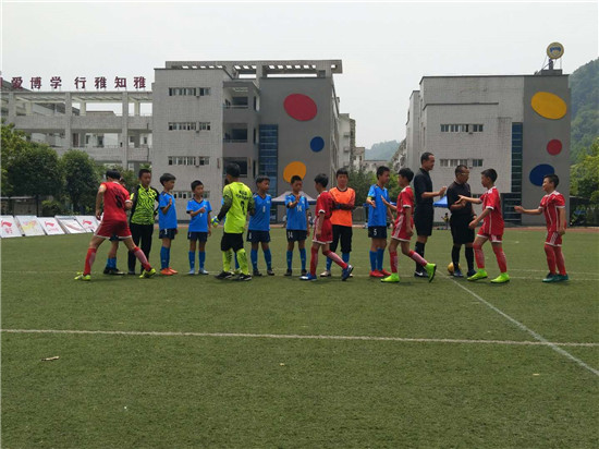 和龙中心校卫冕雨城区小学生“萌芽杯”足球锦标赛冠军