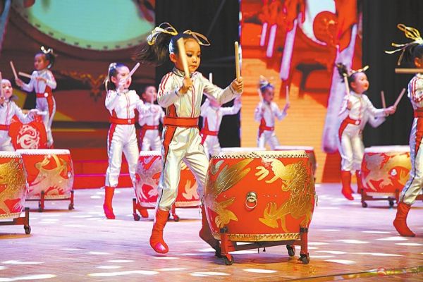 砥砺前行二十载奋楫扬帆谱新篇,砥砺奋进七十载继往开来谱新篇