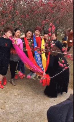 中国时髦大妈天秀姿势全解