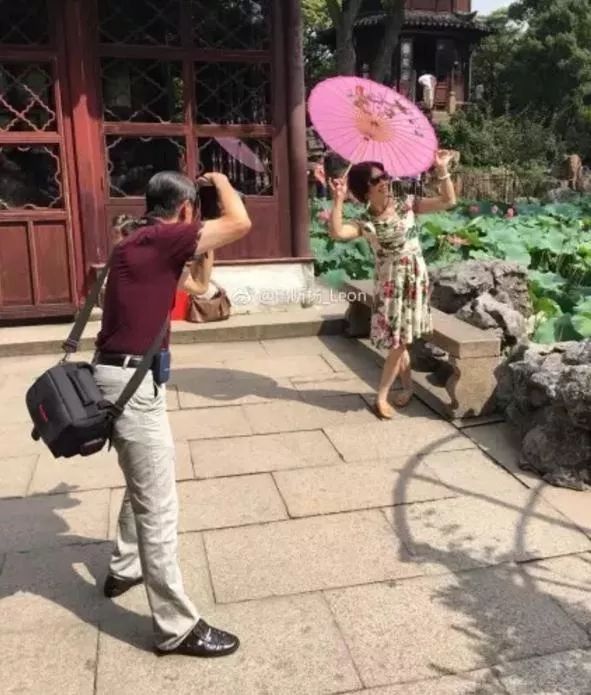 中国时髦大妈天秀姿势全解