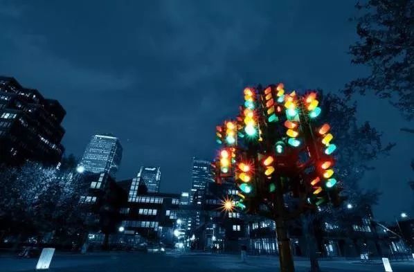 黄灯闪烁第一次越线算违章吗,黄灯最后1秒冲过去变红灯扣分吗