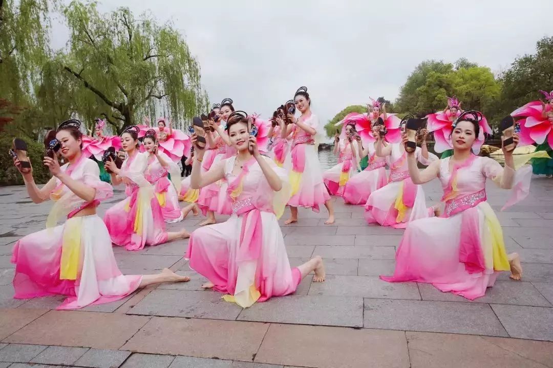 明星车手见面会、舞台表演、现场福利，车迷日最强攻略在这里！