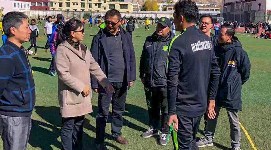 *藏西**自治区教育厅校园足球办领导莅临我市校园足球”满天星”训练营检查指导工作