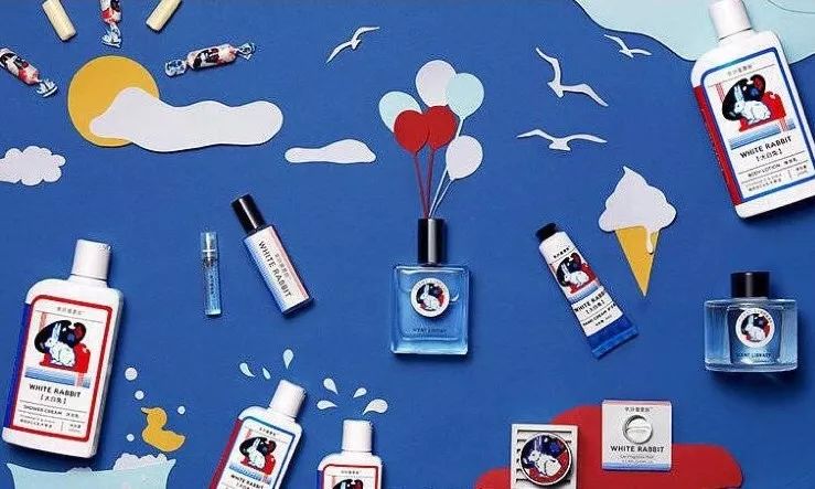 看，那些老人又在研究我们了