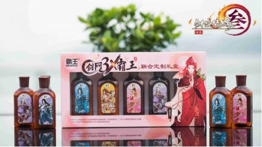 看，那些老人又在研究我们了