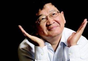 看，那些老人又在研究我们了