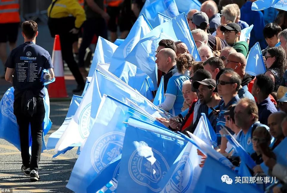 「vlog」登上球队大巴，被几万球迷包围，曼城四冠王夺冠巡游简直不能更嗨！