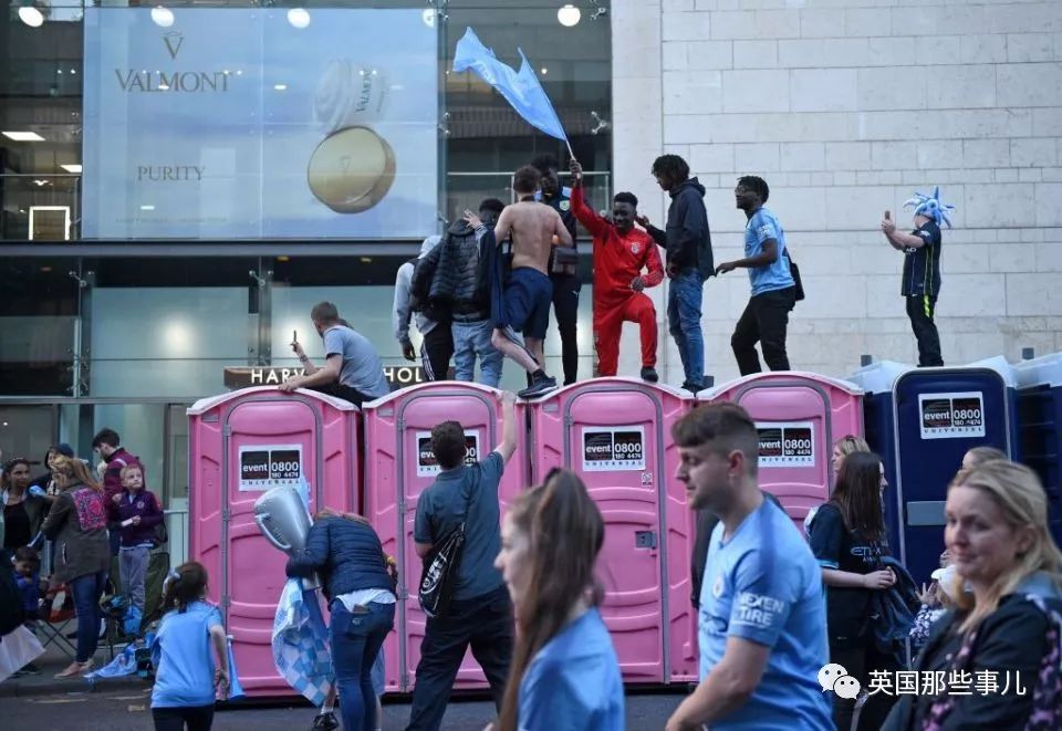 「vlog」登上球队大巴，被几万球迷包围，曼城四冠王夺冠巡游简直不能更嗨！