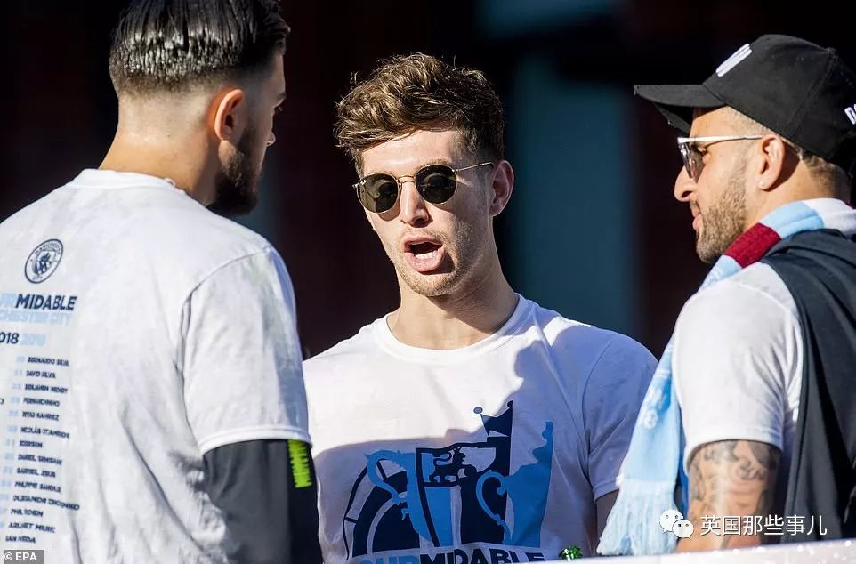 「vlog」登上球队大巴，被几万球迷包围，曼城四冠王夺冠巡游简直不能更嗨！