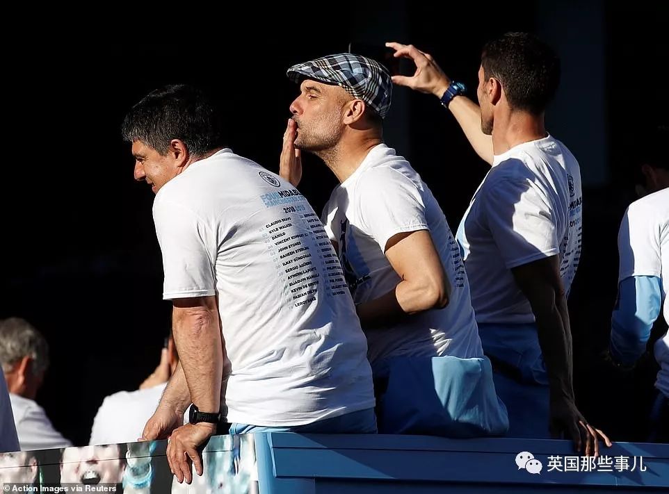 「vlog」登上球队大巴，被几万球迷包围，曼城四冠王夺冠巡游简直不能更嗨！