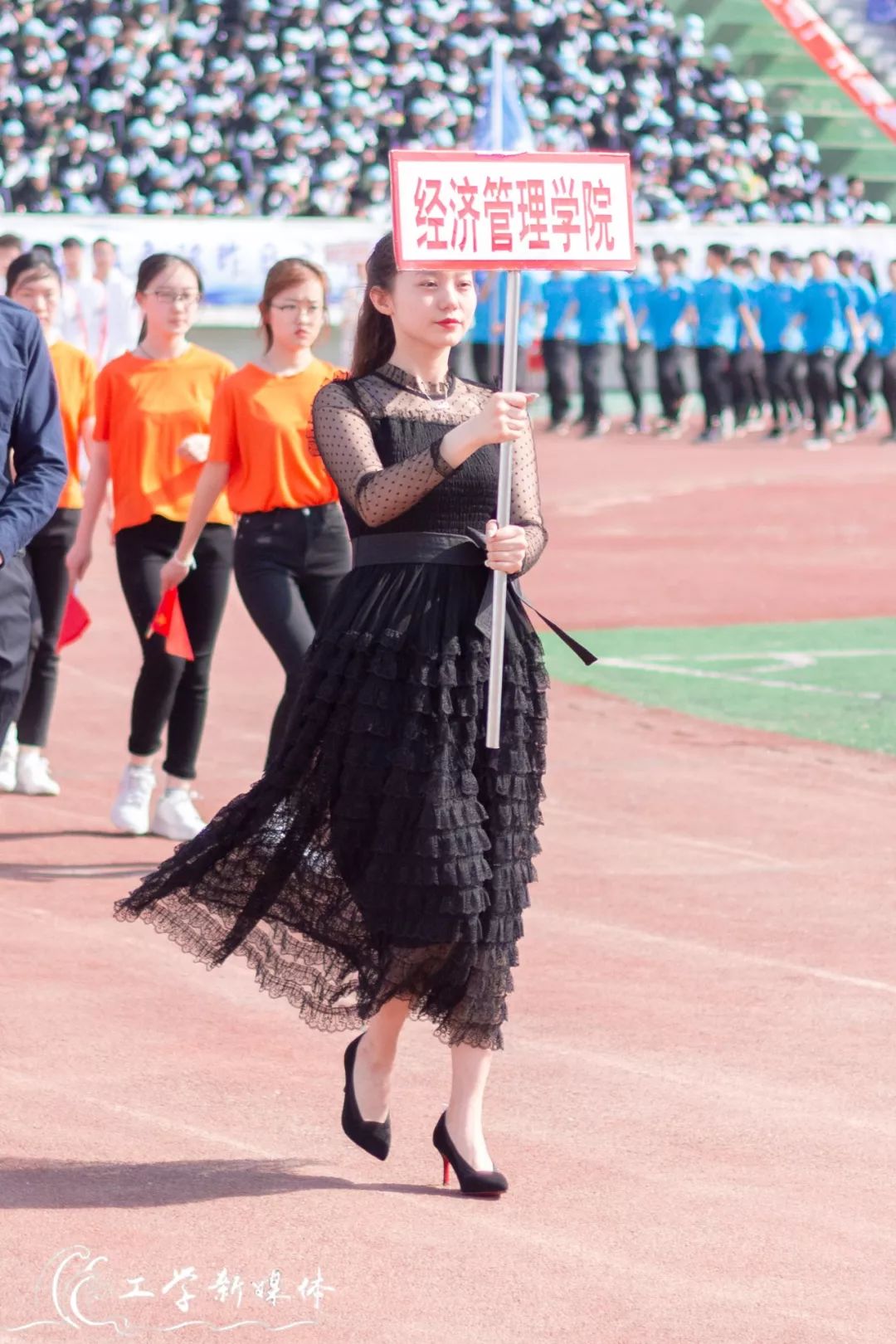 鍝堝皵婊ㄥ笀鑼冨ぇ瀛﹁繍鍔ㄤ細鍏堝濂崇,鍏堝濂崇