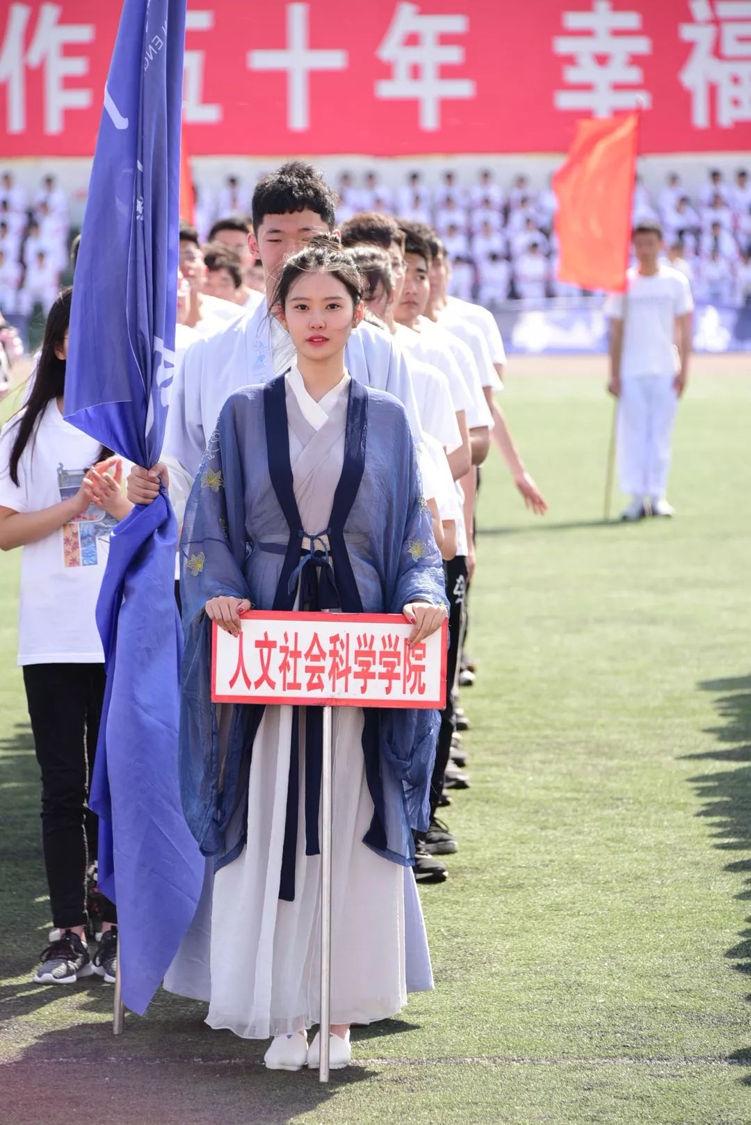 鍝堝皵婊ㄥ笀鑼冨ぇ瀛﹁繍鍔ㄤ細鍏堝濂崇,鍏堝濂崇