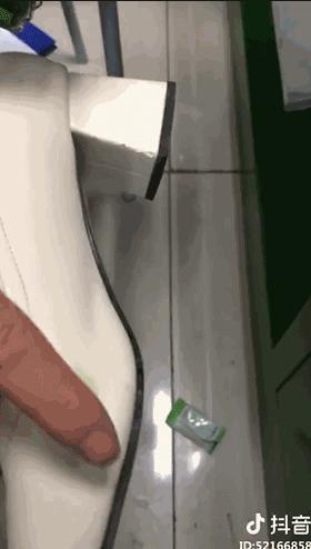 风油精滴在鞋子上的妙招,风油精滴在鞋子上擦不掉怎么办