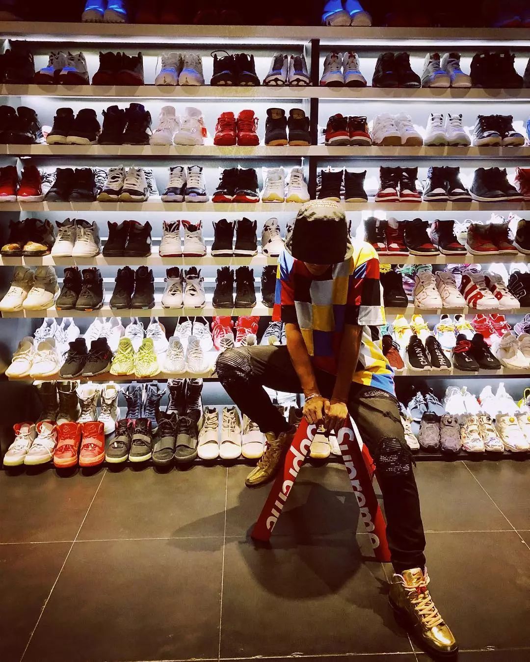 坐拥数千球鞋，满屋潮流玩具！他可能才是国内最潮的明星