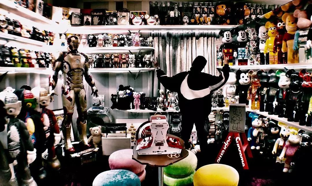 坐拥数千球鞋，满屋潮流玩具！他可能才是国内最潮的明星