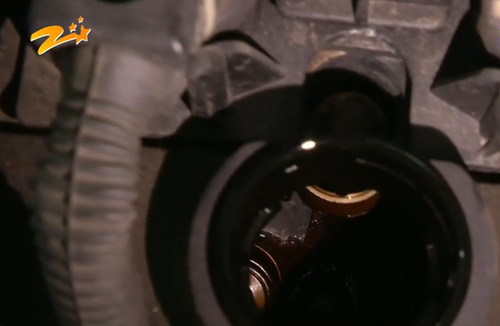 新车突然熄火4s店说不管怎么办,车子突然熄火断开电源又好了