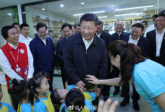 习*平近**与孩子们在一起的微镜头