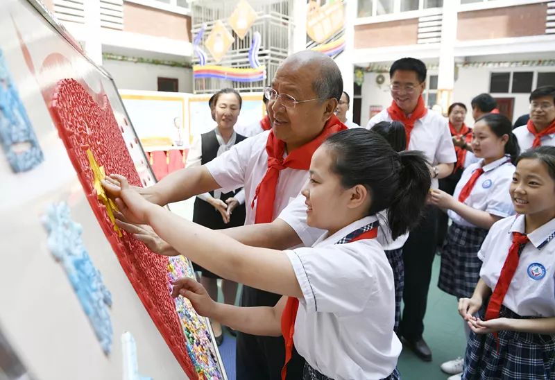 高*志宏**与少年儿童共庆“六一”