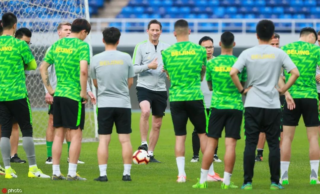 赛前国安热身,施密特比赛