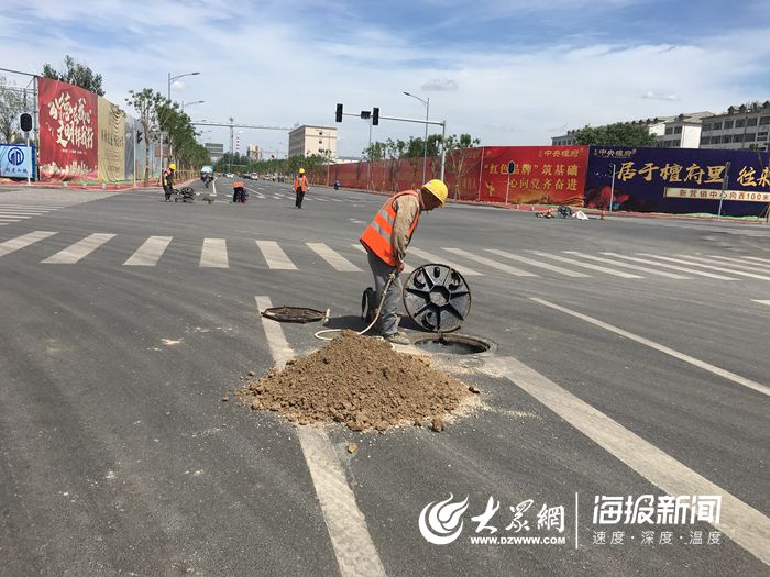 致敬高温下的菏泽户外工作者：手臂晒出“黑白分界线”