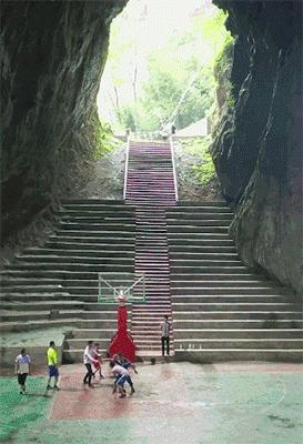 世外桃源山洞里面的篮球场,山洞最大的篮球场