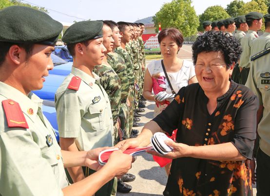 拥军妈妈感动视频,拥军妈妈的感动视频