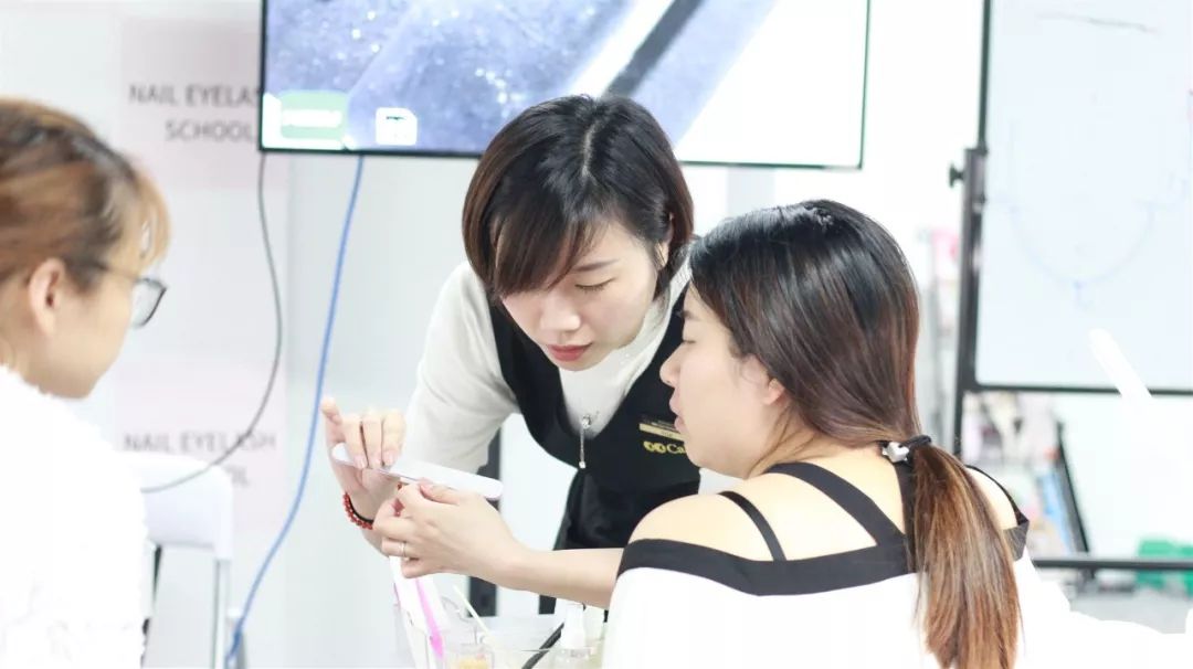 施华洛世奇美睫 (美睫沙龙美甲推荐)