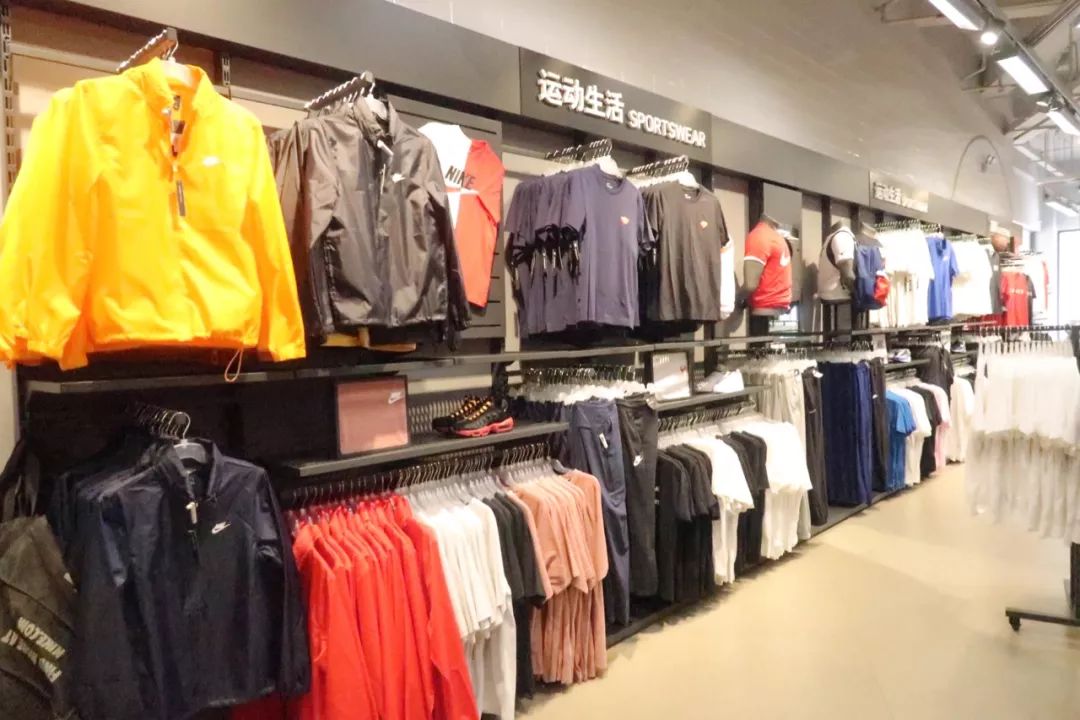 年轻姑娘霸占试衣间2小时，却只挑店里最丑的衣服试穿，还发朋友圈......