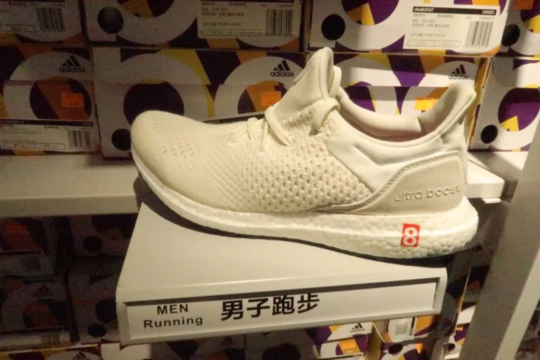 年轻姑娘霸占试衣间2小时，却只挑店里最丑的衣服试穿，还发朋友圈......